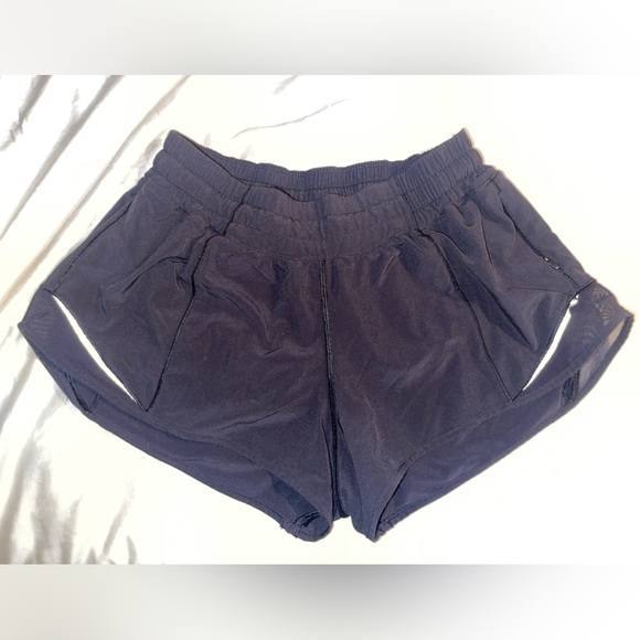 lululemon shorts hotty hot 2.5 - Picture 3 of 3